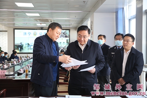 1月30日上午,邹城市委书记远义彬到"和为贵"社会治理服务中心和安保