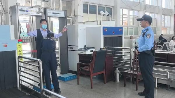 邹城铁警全力护航“双节”假期 筑牢平安出行路